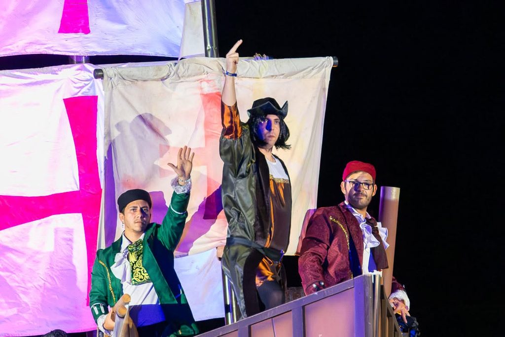 «La Máquina del Tiempo» conquista el Auditorio de Verano de Argamasilla de Alba con música, humor y esencia cervantina 28 maquinadeltiempoargamasilla 15
