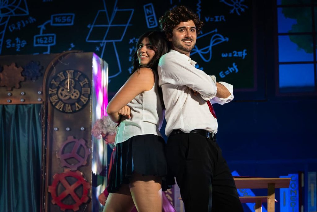 «La Máquina del Tiempo» conquista el Auditorio de Verano de Argamasilla de Alba con música, humor y esencia cervantina 25 maquinadeltiempoargamasilla 18