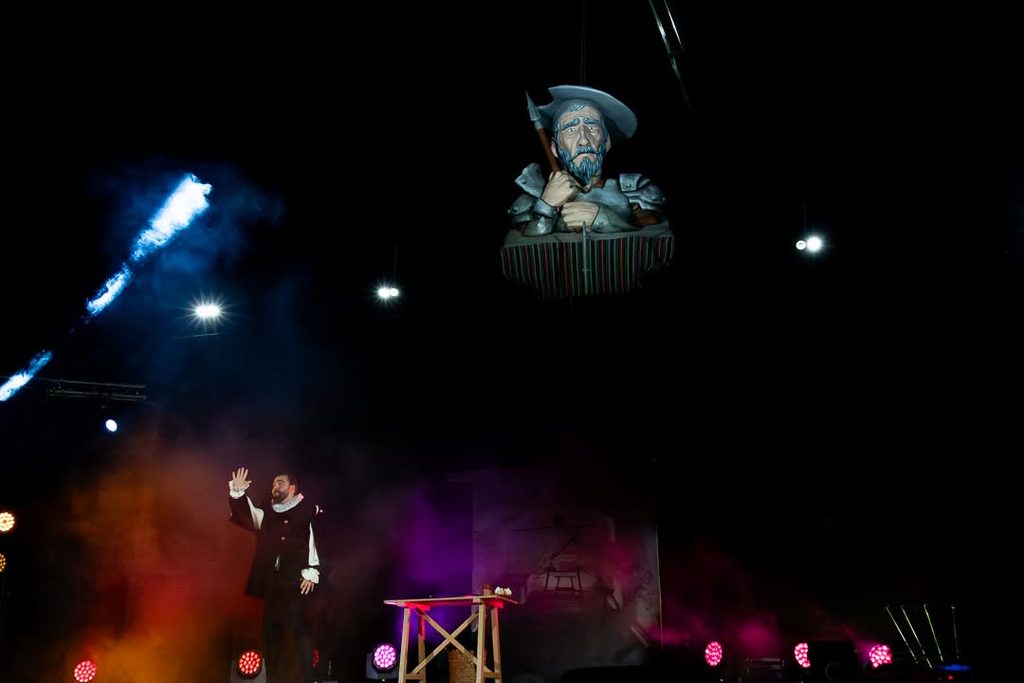«La Máquina del Tiempo» conquista el Auditorio de Verano de Argamasilla de Alba con música, humor y esencia cervantina 23 maquinadeltiempoargamasilla 20