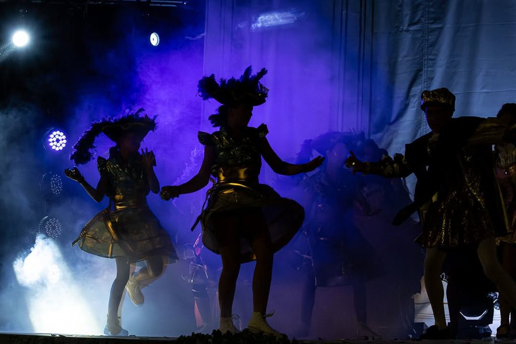 «La Máquina del Tiempo» conquista el Auditorio de Verano de Argamasilla de Alba con música, humor y esencia cervantina 21 maquinadeltiempoargamasilla 22