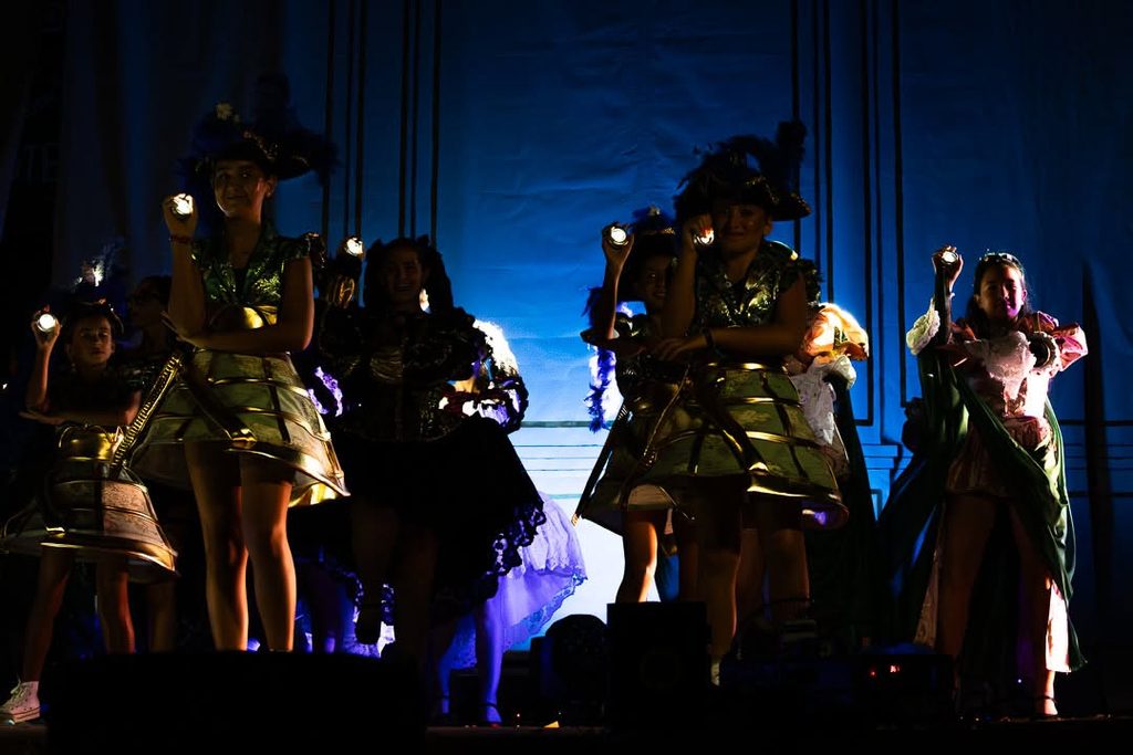 «La Máquina del Tiempo» conquista el Auditorio de Verano de Argamasilla de Alba con música, humor y esencia cervantina 19 maquinadeltiempoargamasilla 24