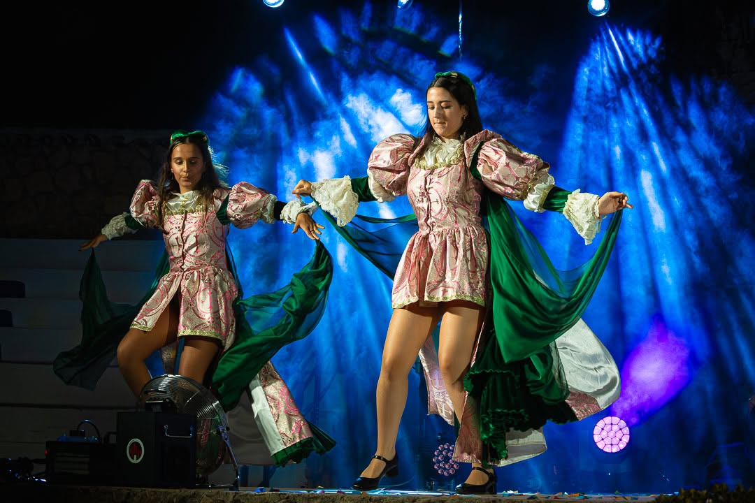 «La Máquina del Tiempo» conquista el Auditorio de Verano de Argamasilla de Alba con música, humor y esencia cervantina