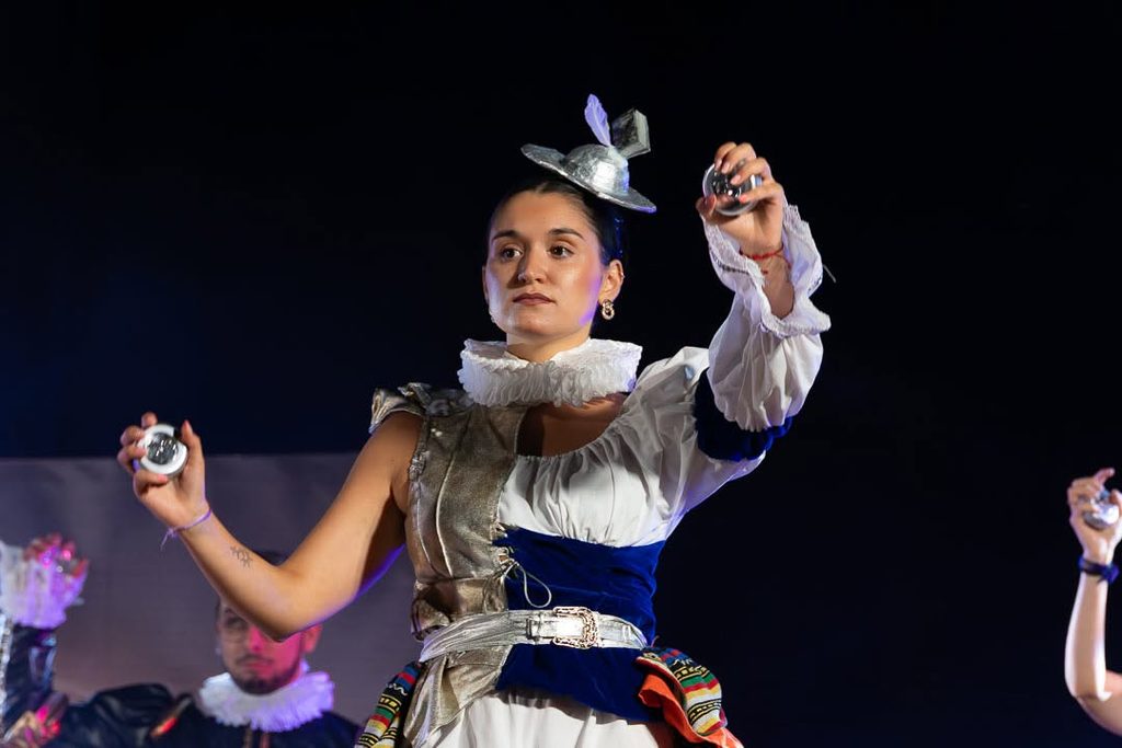 «La Máquina del Tiempo» conquista el Auditorio de Verano de Argamasilla de Alba con música, humor y esencia cervantina 17 maquinadeltiempoargamasilla 26
