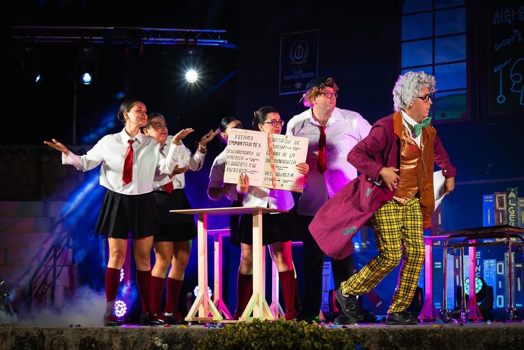 «La Máquina del Tiempo» conquista el Auditorio de Verano de Argamasilla de Alba con música, humor y esencia cervantina 15 maquinadeltiempoargamasilla 28