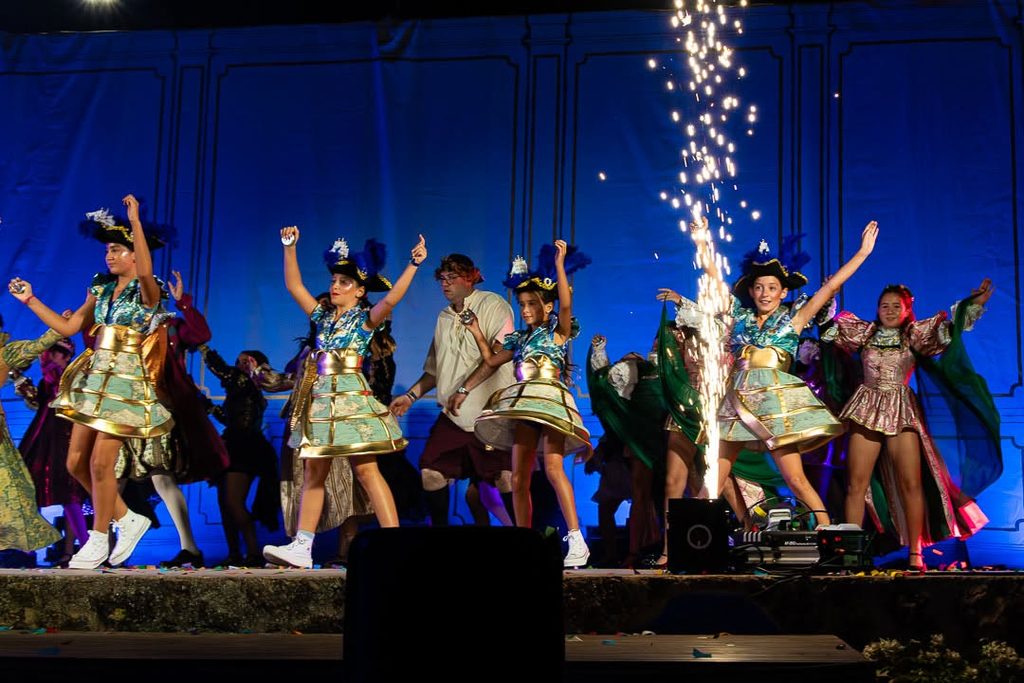 «La Máquina del Tiempo» conquista el Auditorio de Verano de Argamasilla de Alba con música, humor y esencia cervantina 14 maquinadeltiempoargamasilla 29