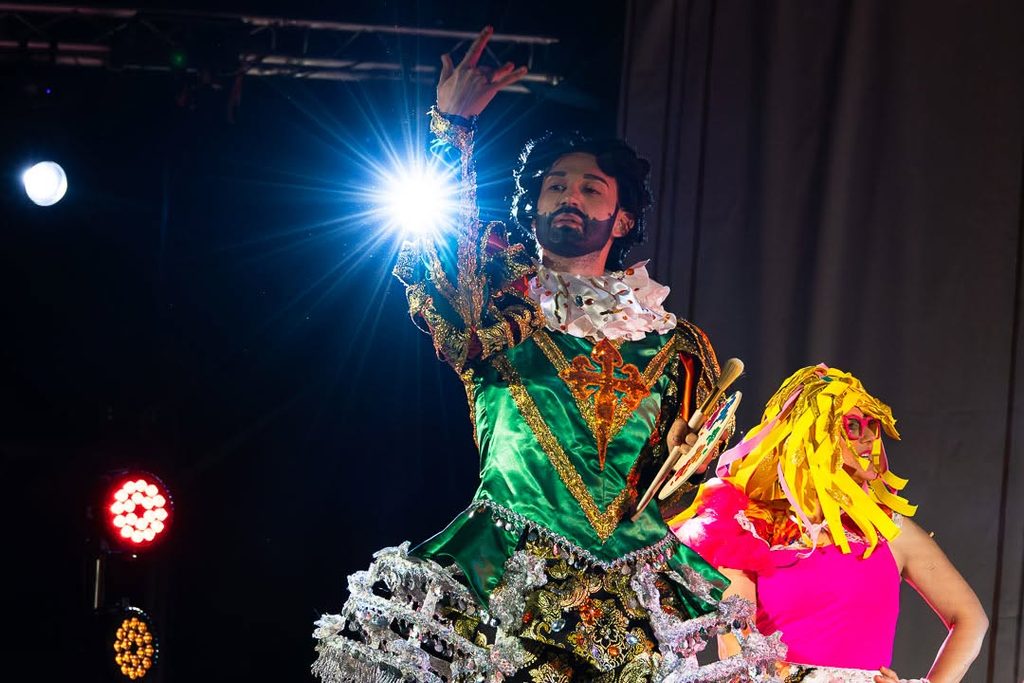 «La Máquina del Tiempo» conquista el Auditorio de Verano de Argamasilla de Alba con música, humor y esencia cervantina 40 maquinadeltiempoargamasilla 3