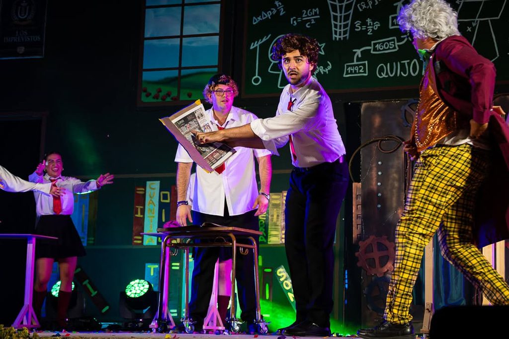 «La Máquina del Tiempo» conquista el Auditorio de Verano de Argamasilla de Alba con música, humor y esencia cervantina 12 maquinadeltiempoargamasilla 31