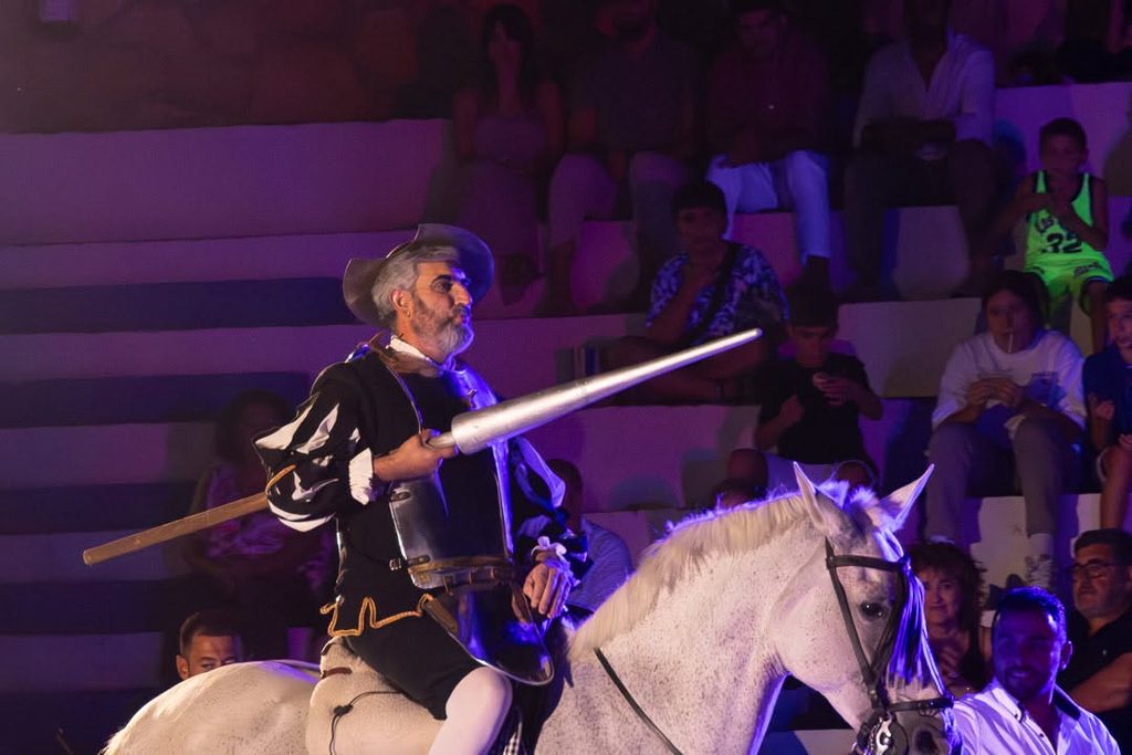 «La Máquina del Tiempo» conquista el Auditorio de Verano de Argamasilla de Alba con música, humor y esencia cervantina 9 maquinadeltiempoargamasilla 34