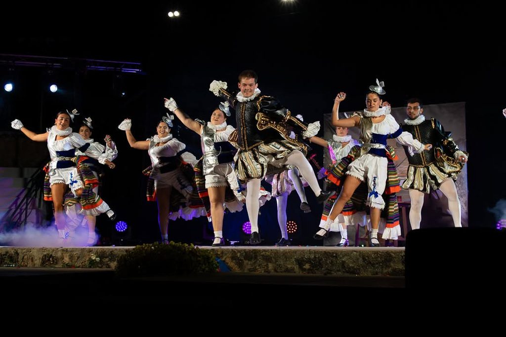 «La Máquina del Tiempo» conquista el Auditorio de Verano de Argamasilla de Alba con música, humor y esencia cervantina 8 maquinadeltiempoargamasilla 35