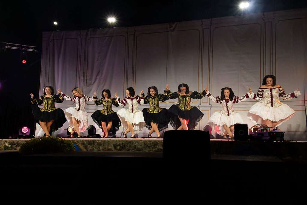 «La Máquina del Tiempo» conquista el Auditorio de Verano de Argamasilla de Alba con música, humor y esencia cervantina 7 maquinadeltiempoargamasilla 36