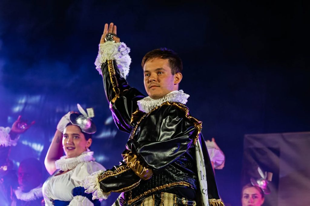 «La Máquina del Tiempo» conquista el Auditorio de Verano de Argamasilla de Alba con música, humor y esencia cervantina 6 maquinadeltiempoargamasilla 37