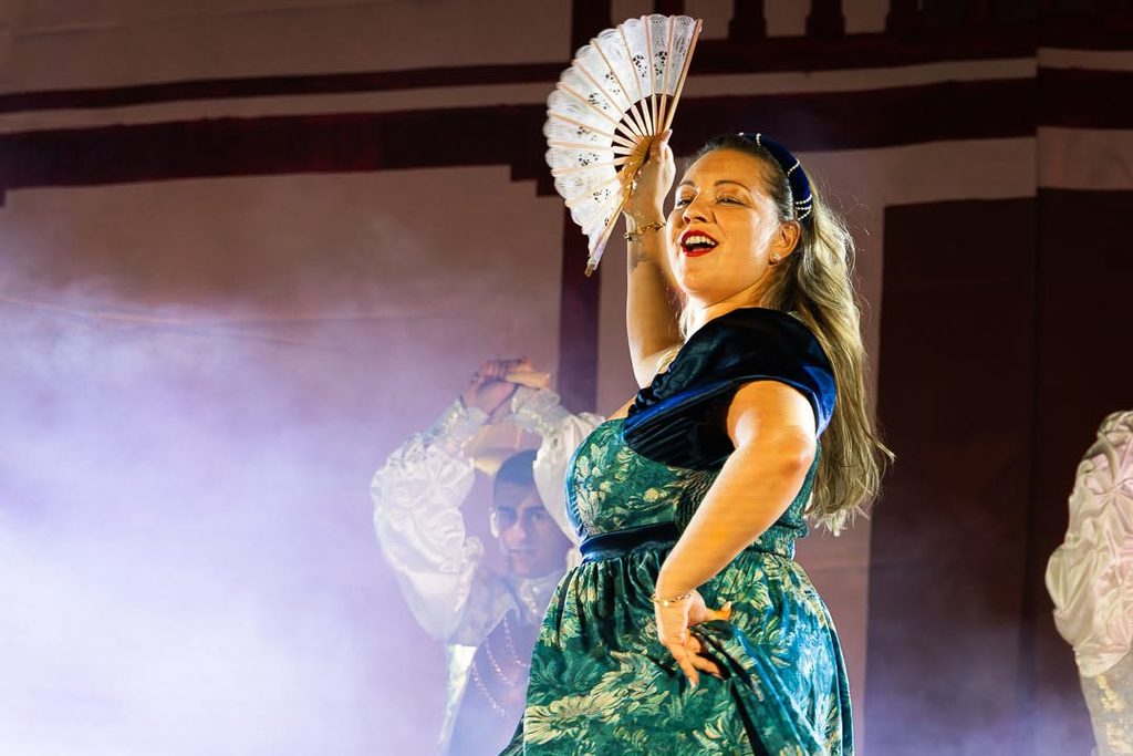 «La Máquina del Tiempo» conquista el Auditorio de Verano de Argamasilla de Alba con música, humor y esencia cervantina 5 maquinadeltiempoargamasilla 38