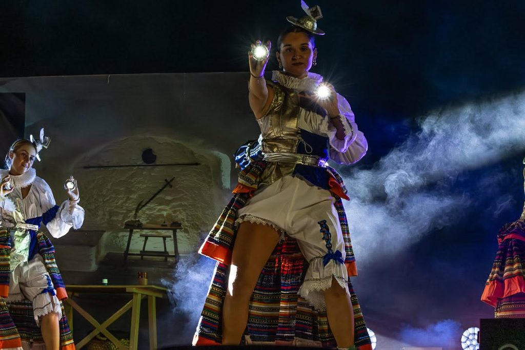 «La Máquina del Tiempo» conquista el Auditorio de Verano de Argamasilla de Alba con música, humor y esencia cervantina 4 maquinadeltiempoargamasilla 39