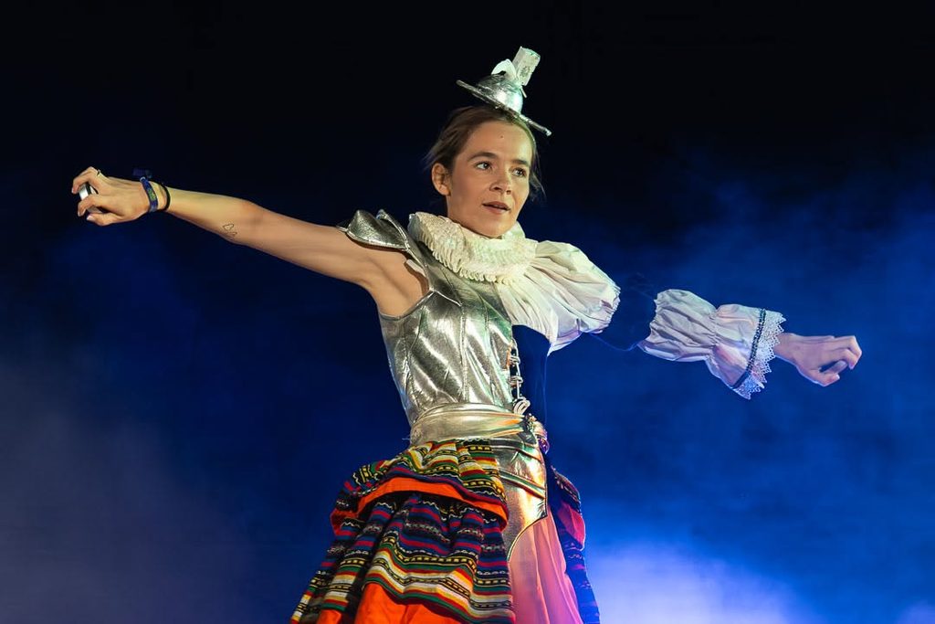 «La Máquina del Tiempo» conquista el Auditorio de Verano de Argamasilla de Alba con música, humor y esencia cervantina 2 maquinadeltiempoargamasilla 41