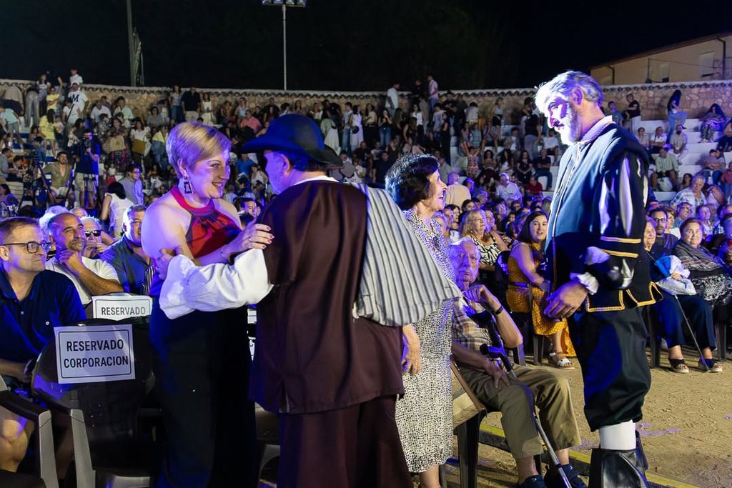 «La Máquina del Tiempo» conquista el Auditorio de Verano de Argamasilla de Alba con música, humor y esencia cervantina 38 maquinadeltiempoargamasilla 5