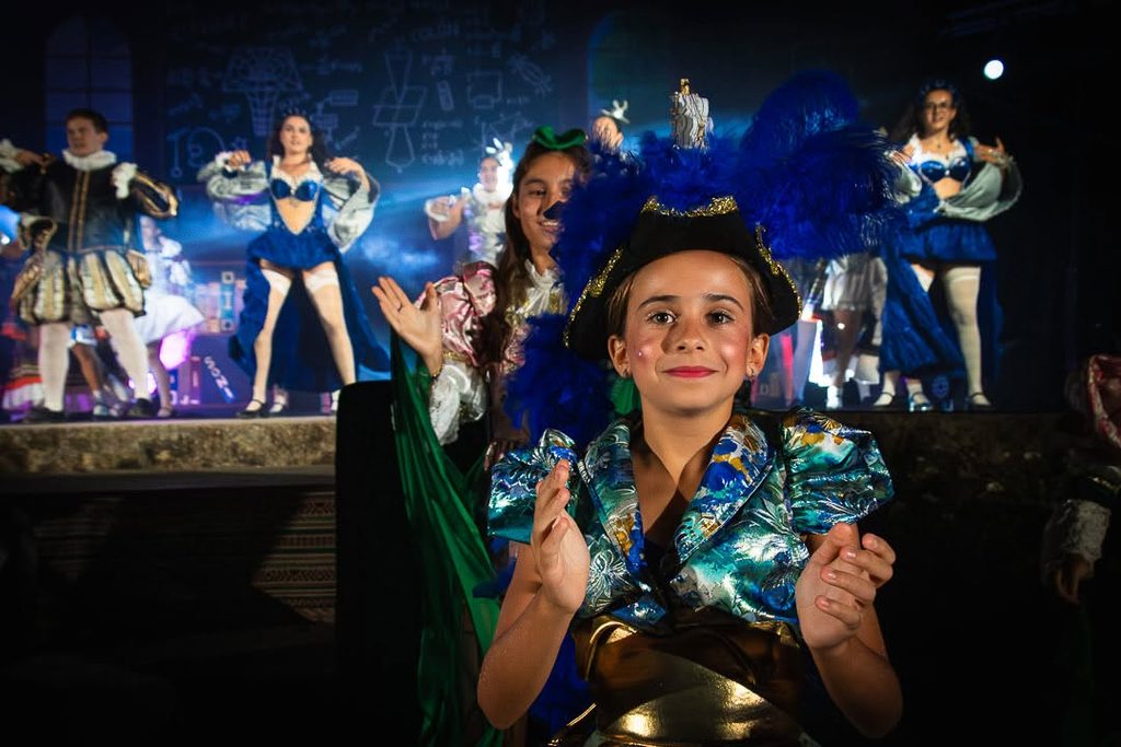 «La Máquina del Tiempo» conquista el Auditorio de Verano de Argamasilla de Alba con música, humor y esencia cervantina 37 maquinadeltiempoargamasilla 6