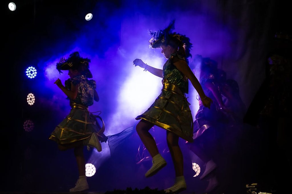 «La Máquina del Tiempo» conquista el Auditorio de Verano de Argamasilla de Alba con música, humor y esencia cervantina 36 maquinadeltiempoargamasilla 7