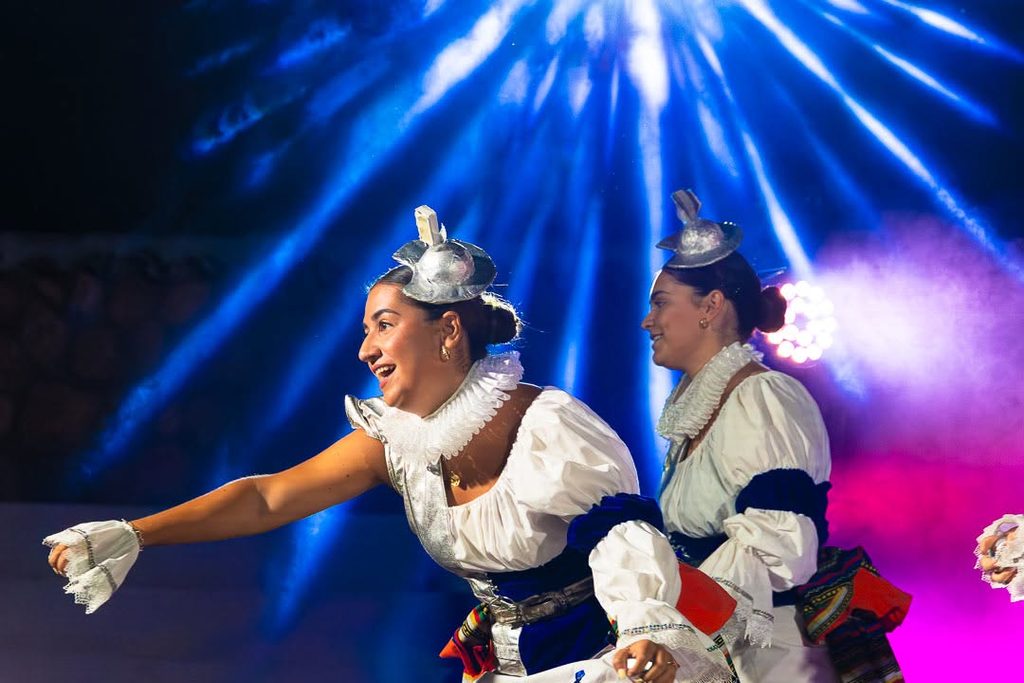 «La Máquina del Tiempo» conquista el Auditorio de Verano de Argamasilla de Alba con música, humor y esencia cervantina 35 maquinadeltiempoargamasilla 8