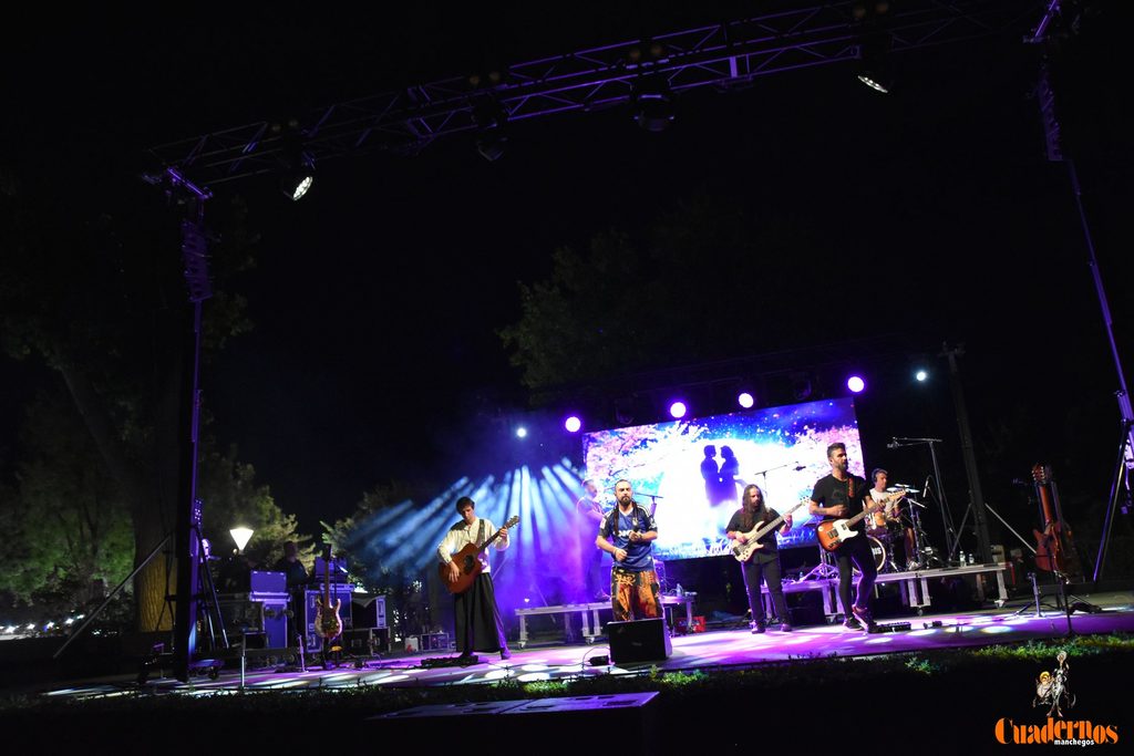 Milindris Band llenó ayer los Jardines del Parque de Tomelloso al ritmo de Melendi 35 milindris band tomelloso 2026 06