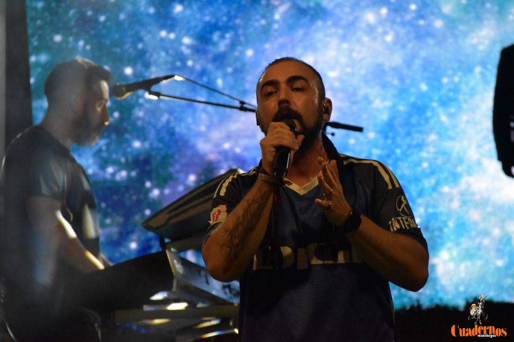 Milindris Band llenó ayer los Jardines del Parque de Tomelloso al ritmo de Melendi 40 milindris band tomelloso 2026 11
