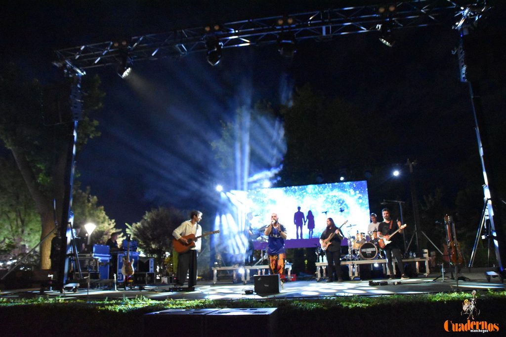 Milindris Band llenó ayer los Jardines del Parque de Tomelloso al ritmo de Melendi 41 milindris band tomelloso 2026 12