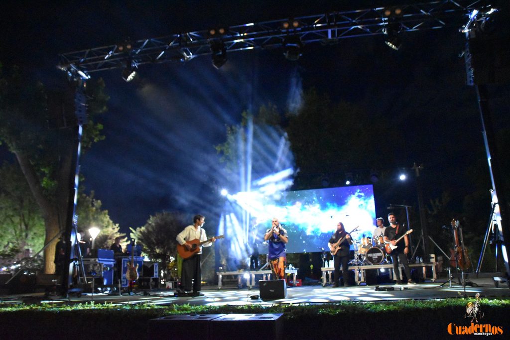 Milindris Band llenó ayer los Jardines del Parque de Tomelloso al ritmo de Melendi 42 milindris band tomelloso 2026 13
