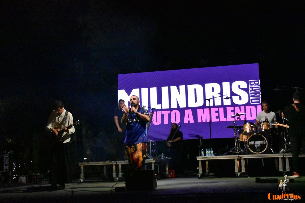 Milindris Band llenó ayer los Jardines del Parque de Tomelloso al ritmo de Melendi 44 milindris band tomelloso 2026 15