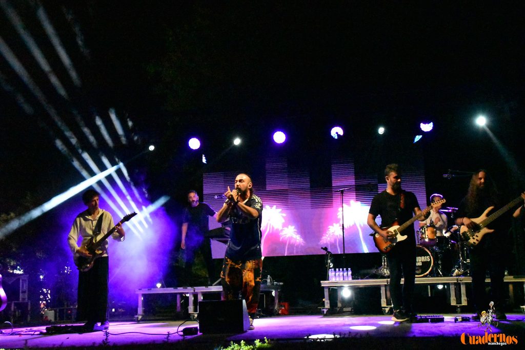 Milindris Band llenó ayer los Jardines del Parque de Tomelloso al ritmo de Melendi 53 milindris band tomelloso 2026 24