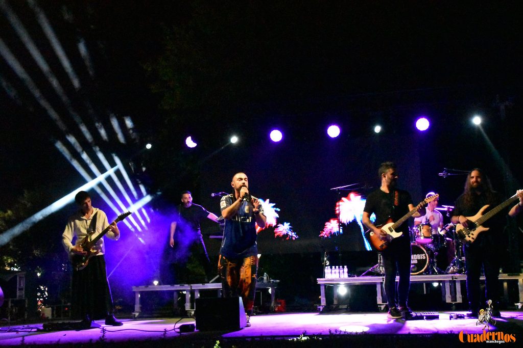 Milindris Band llenó ayer los Jardines del Parque de Tomelloso al ritmo de Melendi 54 milindris band tomelloso 2026 25
