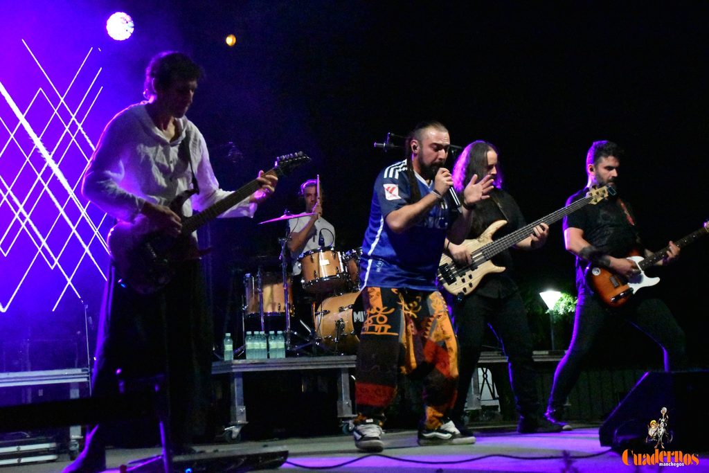 Milindris Band llenó ayer los Jardines del Parque de Tomelloso al ritmo de Melendi 3 milindris band tomelloso 2026 42