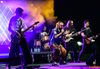 Milindris Band llenó ayer los Jardines del Parque de Tomelloso al ritmo de Melendi