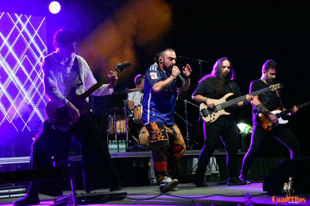 Milindris Band llenó ayer los Jardines del Parque de Tomelloso al ritmo de Melendi 5 milindris band tomelloso 2026 44