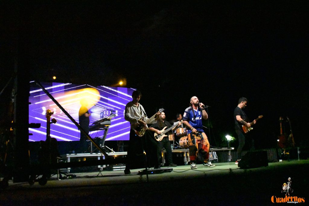 Milindris Band llenó ayer los Jardines del Parque de Tomelloso al ritmo de Melendi 13 milindris band tomelloso 2026 52