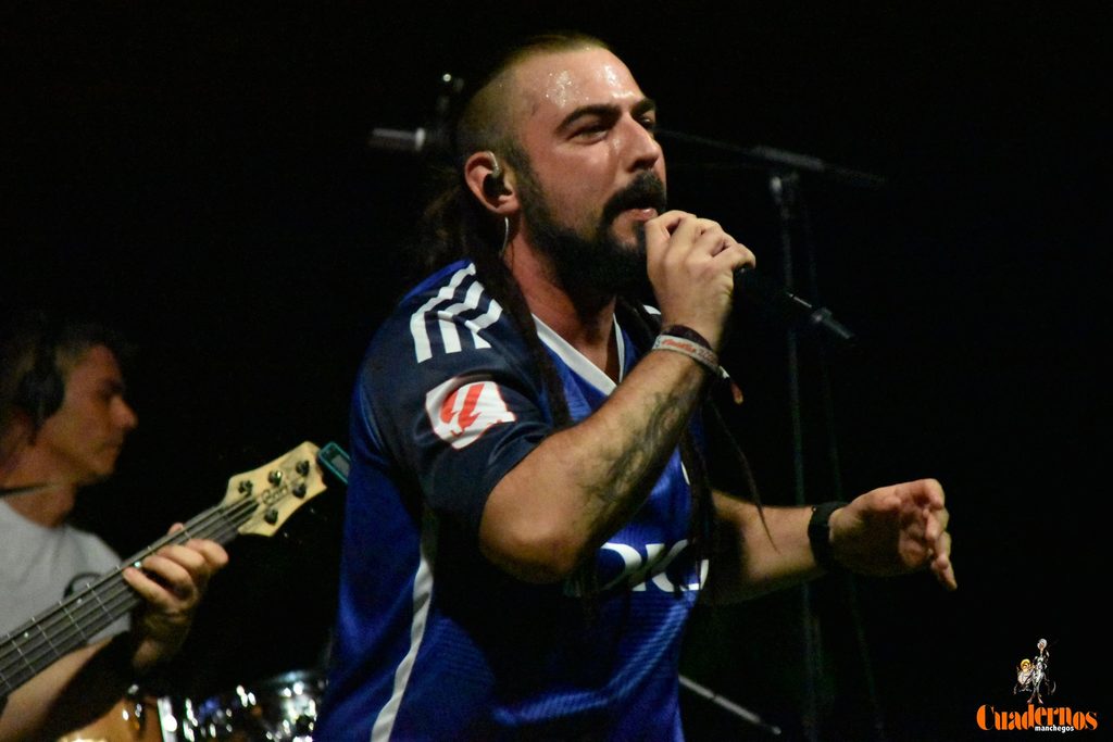 Milindris Band llenó ayer los Jardines del Parque de Tomelloso al ritmo de Melendi 14 milindris band tomelloso 2026 53
