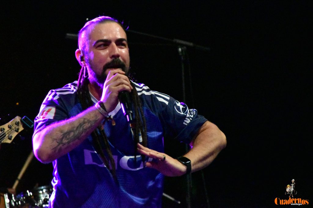 Milindris Band llenó ayer los Jardines del Parque de Tomelloso al ritmo de Melendi 15 milindris band tomelloso 2026 54