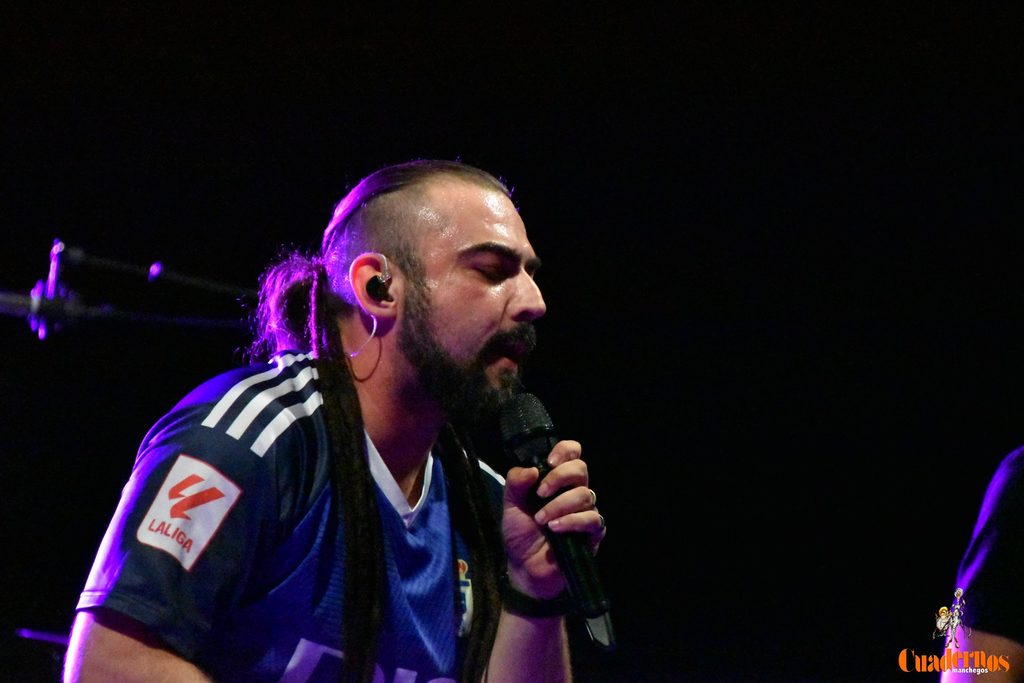 Milindris Band llenó ayer los Jardines del Parque de Tomelloso al ritmo de Melendi 17 milindris band tomelloso 2026 56