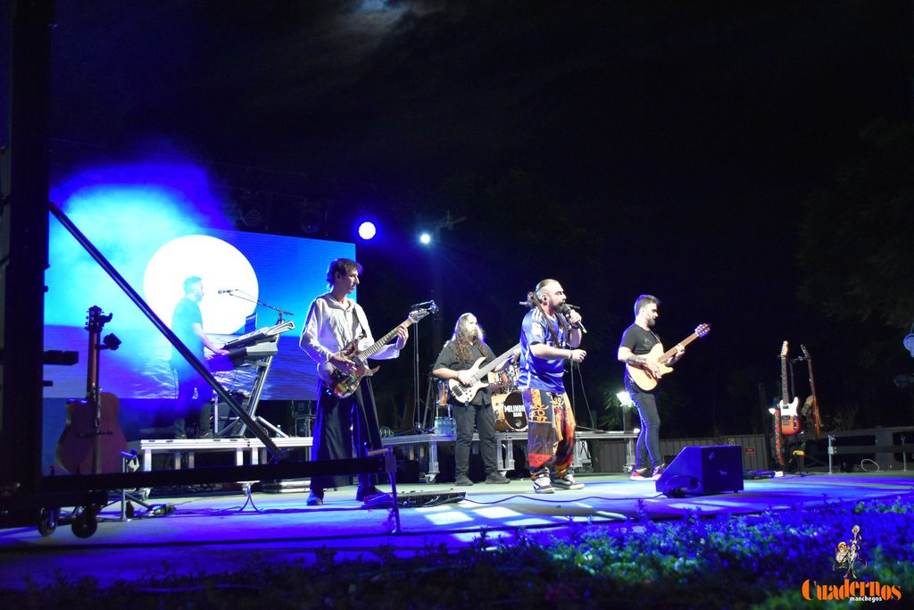 Milindris Band llenó ayer los Jardines del Parque de Tomelloso al ritmo de Melendi 21 milindris band tomelloso 2026 60