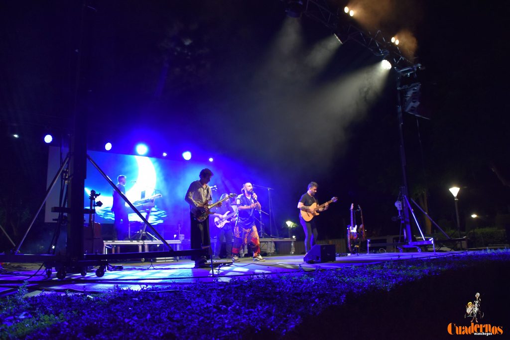 Milindris Band llenó ayer los Jardines del Parque de Tomelloso al ritmo de Melendi 25 milindris band tomelloso 2026 64