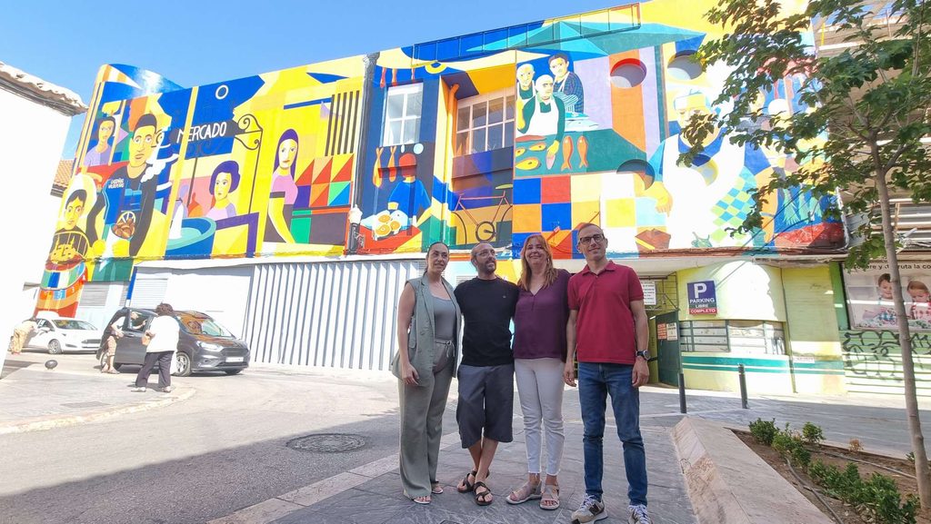 Un mural de 16 metros de altura recupera los rostros y recuerdos del mercado municipal de Valdepe&ntilde;as