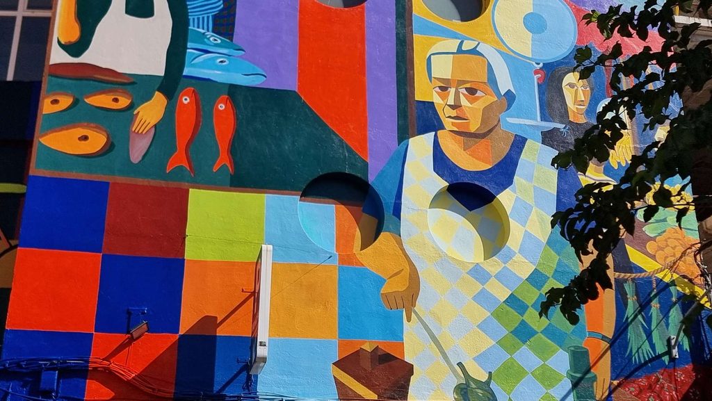 Un mural de 16 metros de altura recupera los rostros y recuerdos del mercado municipal de Valdepe&ntilde;as