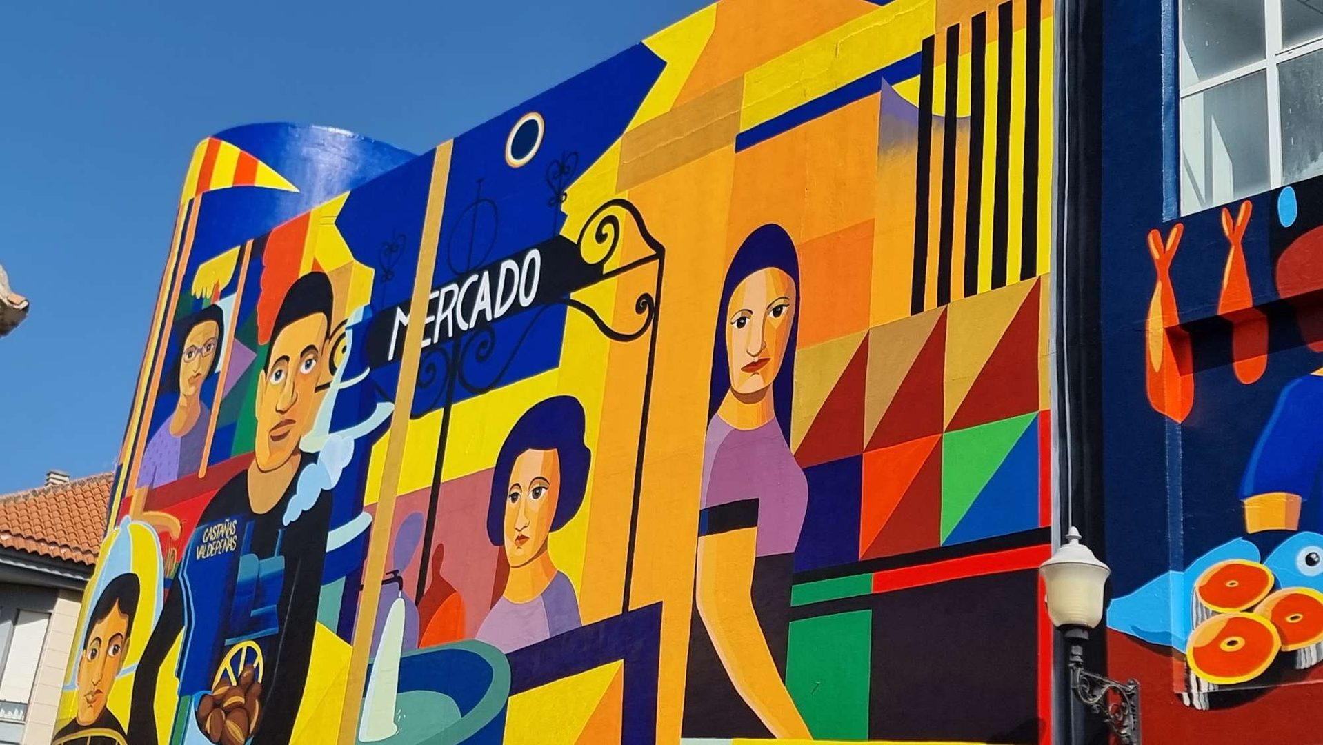 Un mural de 16 metros de altura recupera los rostros y recuerdos del mercado municipal de Valdepeñas