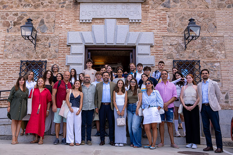 Paco Núñez recibe en las Cortes de Castilla-La Mancha a jóvenes de Yepes, Francia y Alemania