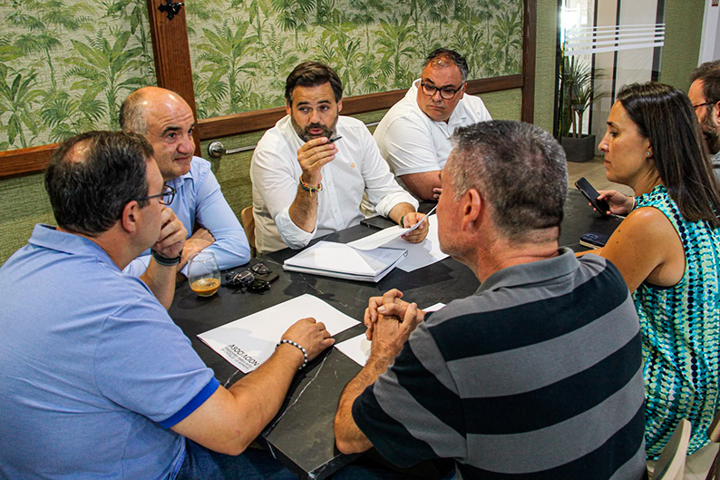 Núñez incluirá en su programa de Gobierno la futura Ley de Comercio Ambulante de Castilla-La Mancha y llevará a las Cortes la defensa del sector