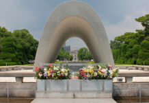 Del recuerdo de Hiroshima a la conquista de derechos: las efemérides más destacadas del 6 de agosto Pie de foto sugerido: Cenotafio del Parque Memorial de la Paz de Hiroshima, con la Cúpula de la Bomba Atómica al fondo. Crédito recomendado: TimMilesWright / Wikimedia Commons.