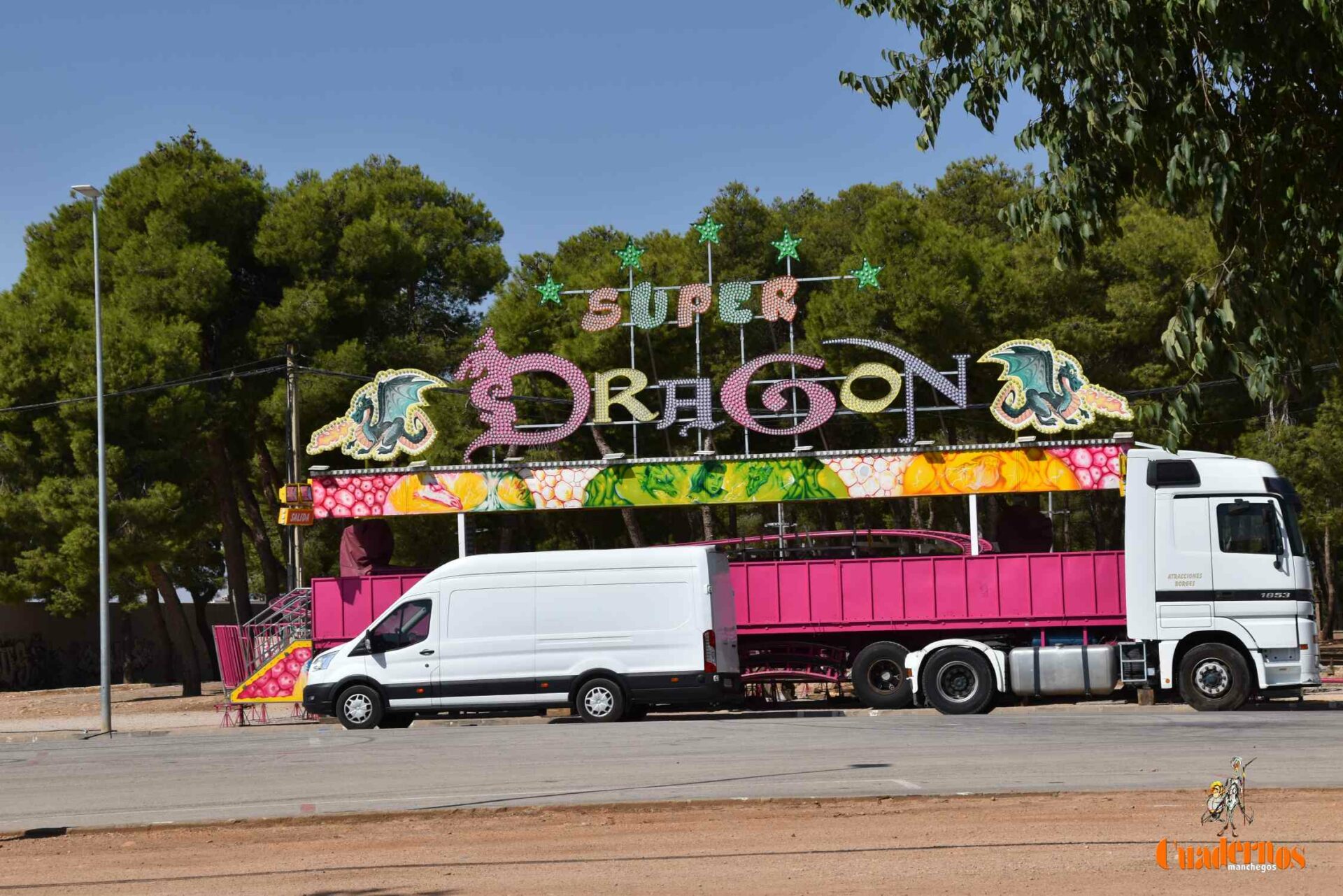 El recinto ferial de Tomelloso empieza a tomar forma con la llegada de las primeras atracciones