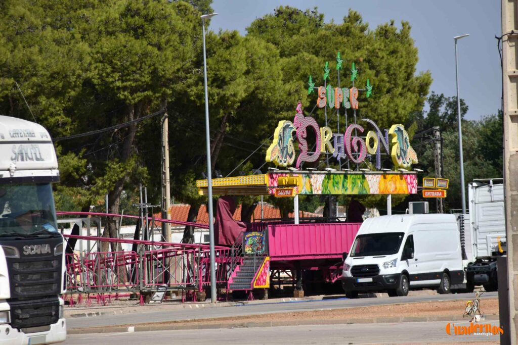 El recinto ferial de Tomelloso empieza a tomar forma con la llegada de las primeras atracciones 1 El recinto ferial de Tomelloso empieza a tomar forma con la llegada de las primeras atracciones