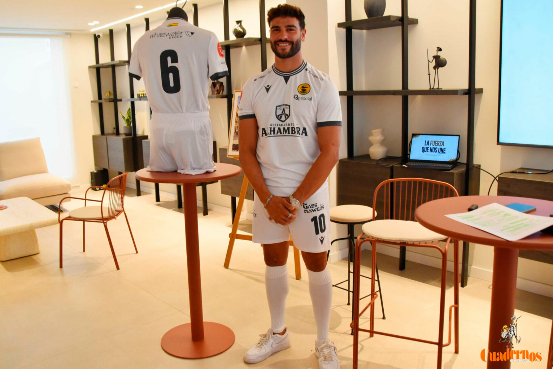 Tradición, orgullo e ilusión: el Atlético Tomelloso presenta su nueva camiseta para la temporada 2026/27
