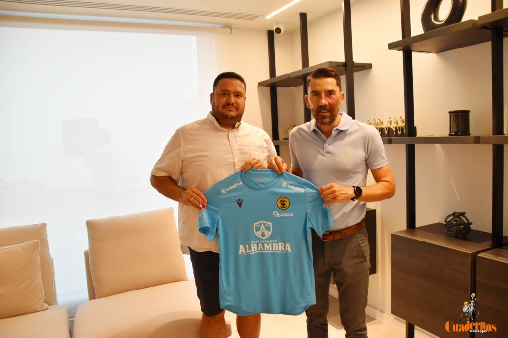 Tradición, orgullo e ilusión: el Atlético Tomelloso presenta su nueva camiseta para la temporada 2026/27 18 presentacion camiseta atleticotomelloso 04 1