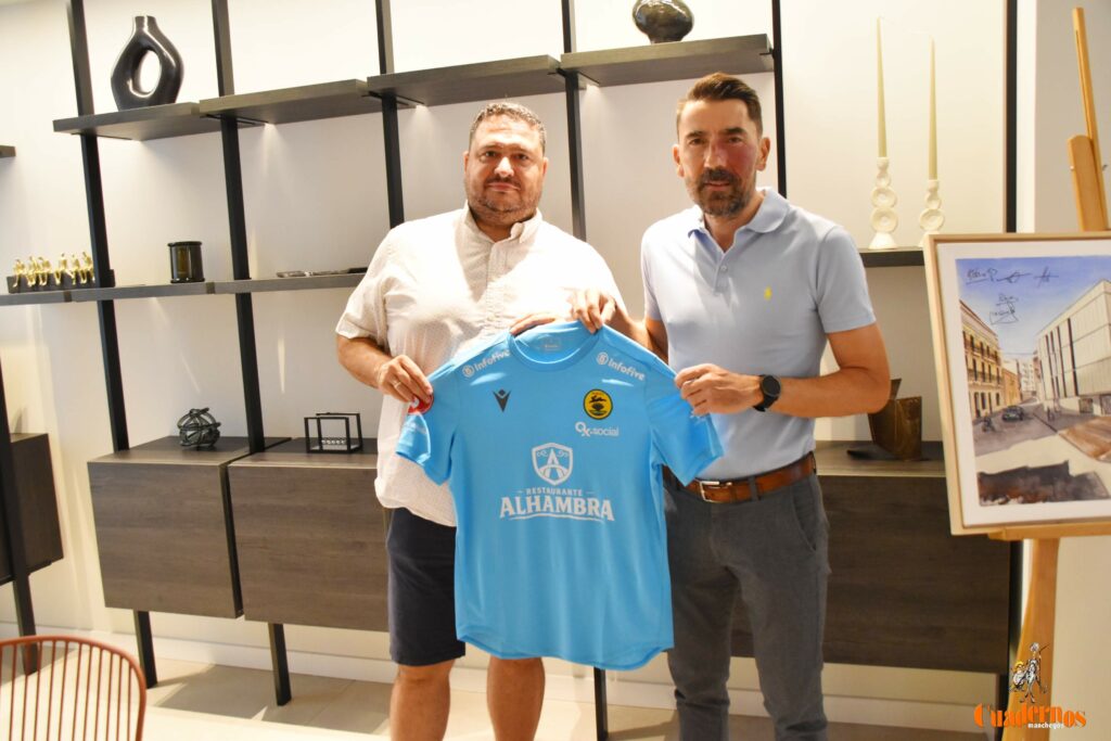 Tradición, orgullo e ilusión: el Atlético Tomelloso presenta su nueva camiseta para la temporada 2026/27 17 presentacion camiseta atleticotomelloso 05 1