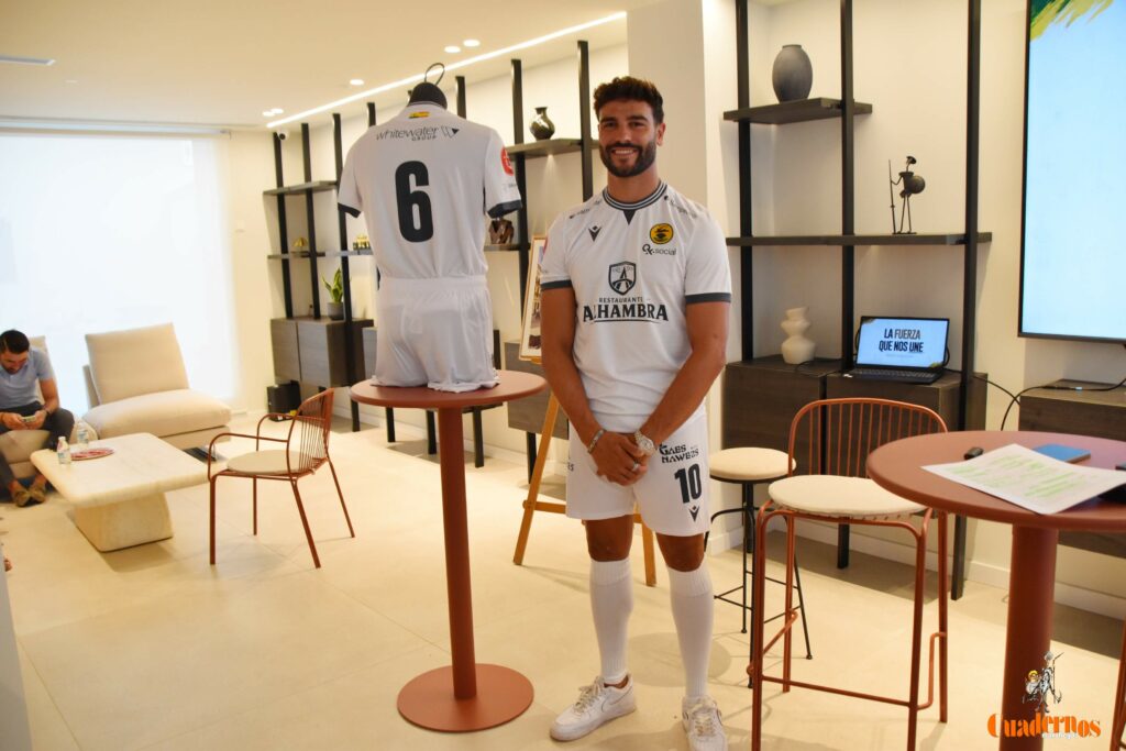 Tradici&oacute;n, orgullo e ilusi&oacute;n: el Atl&eacute;tico Tomelloso presenta su nueva camiseta para la temporada 2026/27